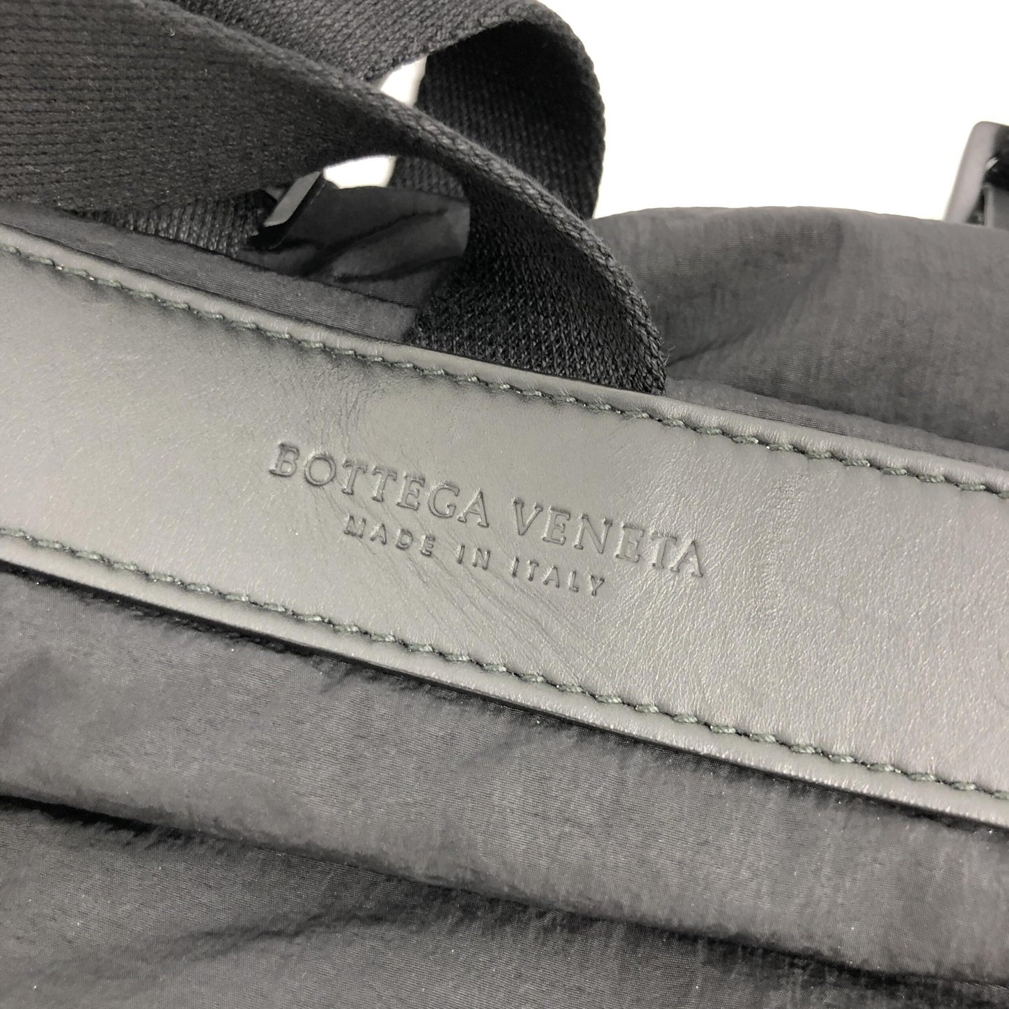 Bottega Veneta Czarna i Niebieska Nylonowa Torba na Ramię – Elegancja dla Współczesnego Stylu Życia