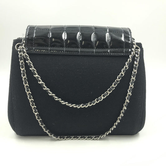 Chanel Schultertasche "Chocolate Bar" aus Lackleder – Zeitloses Luxusaccessoire
