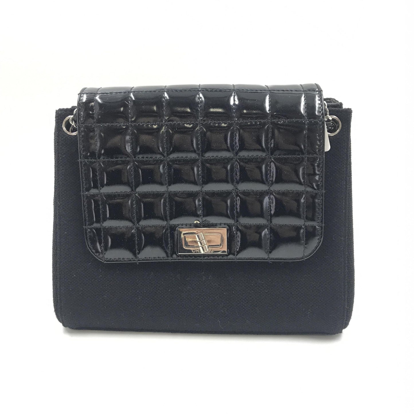 Chanel Schultertasche "Chocolate Bar" aus Lackleder – Zeitloses Luxusaccessoire