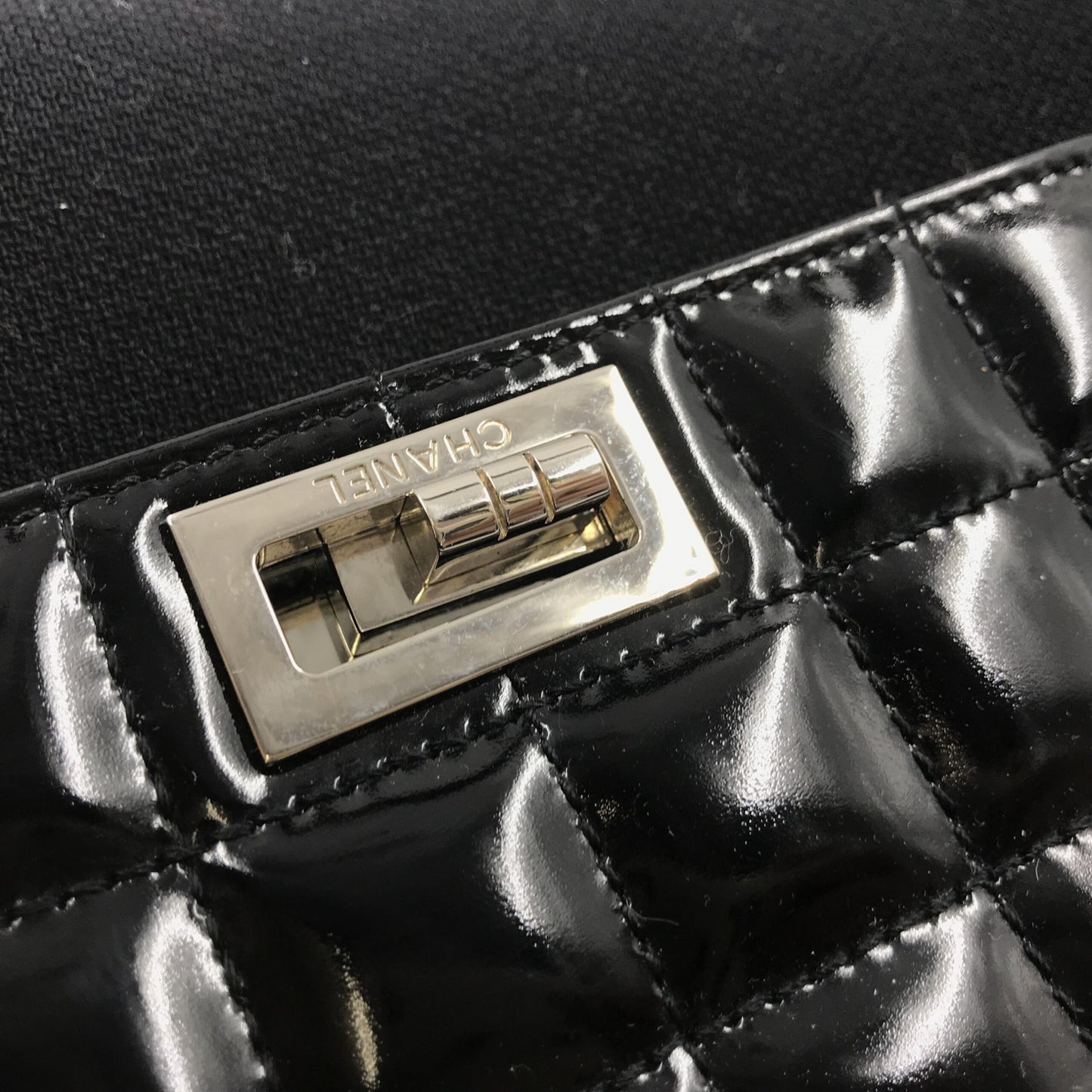 Chanel Schultertasche "Chocolate Bar" aus Lackleder – Zeitloses Luxusaccessoire