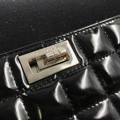 Chanel Schultertasche "Chocolate Bar" aus Lackleder – Zeitloses Luxusaccessoire