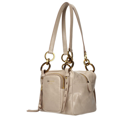 Różowa skórzana torebka na ramię Prada – elegancja w każdym detalu