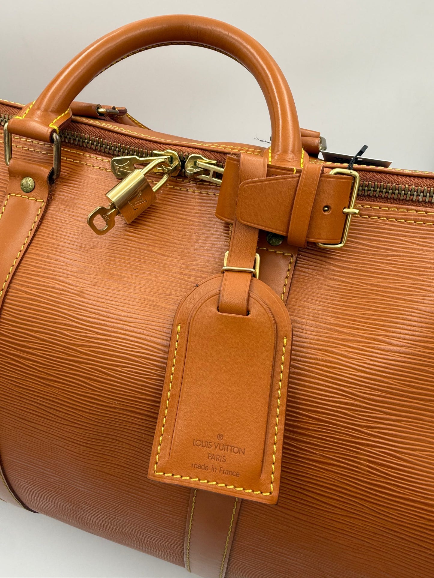 Louis Vuitton Keepall 50 Handtasche aus EPI Leder – Zeitlose Eleganz
