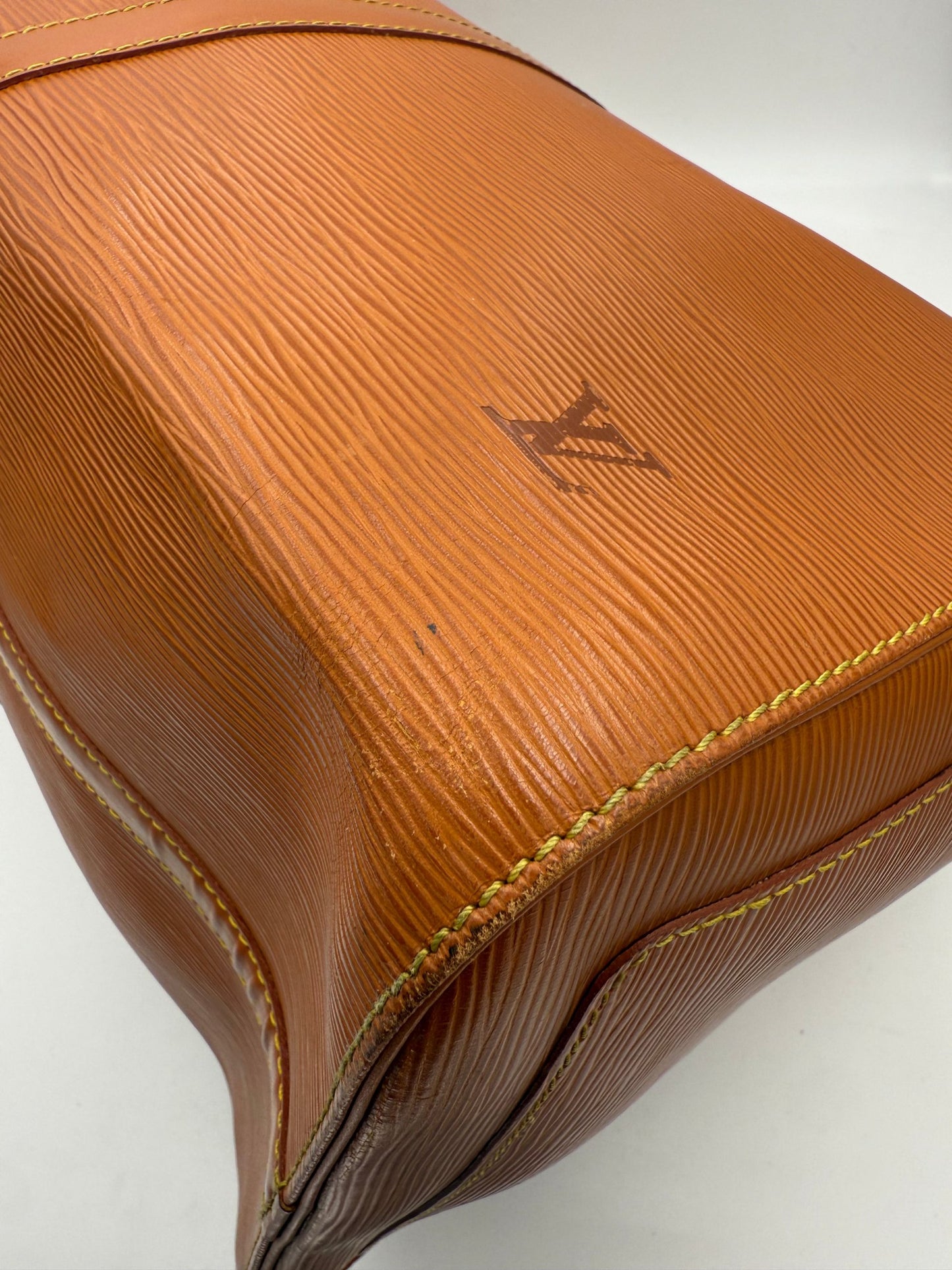 Louis Vuitton Keepall 50 Handtasche aus EPI Leder – Zeitlose Eleganz