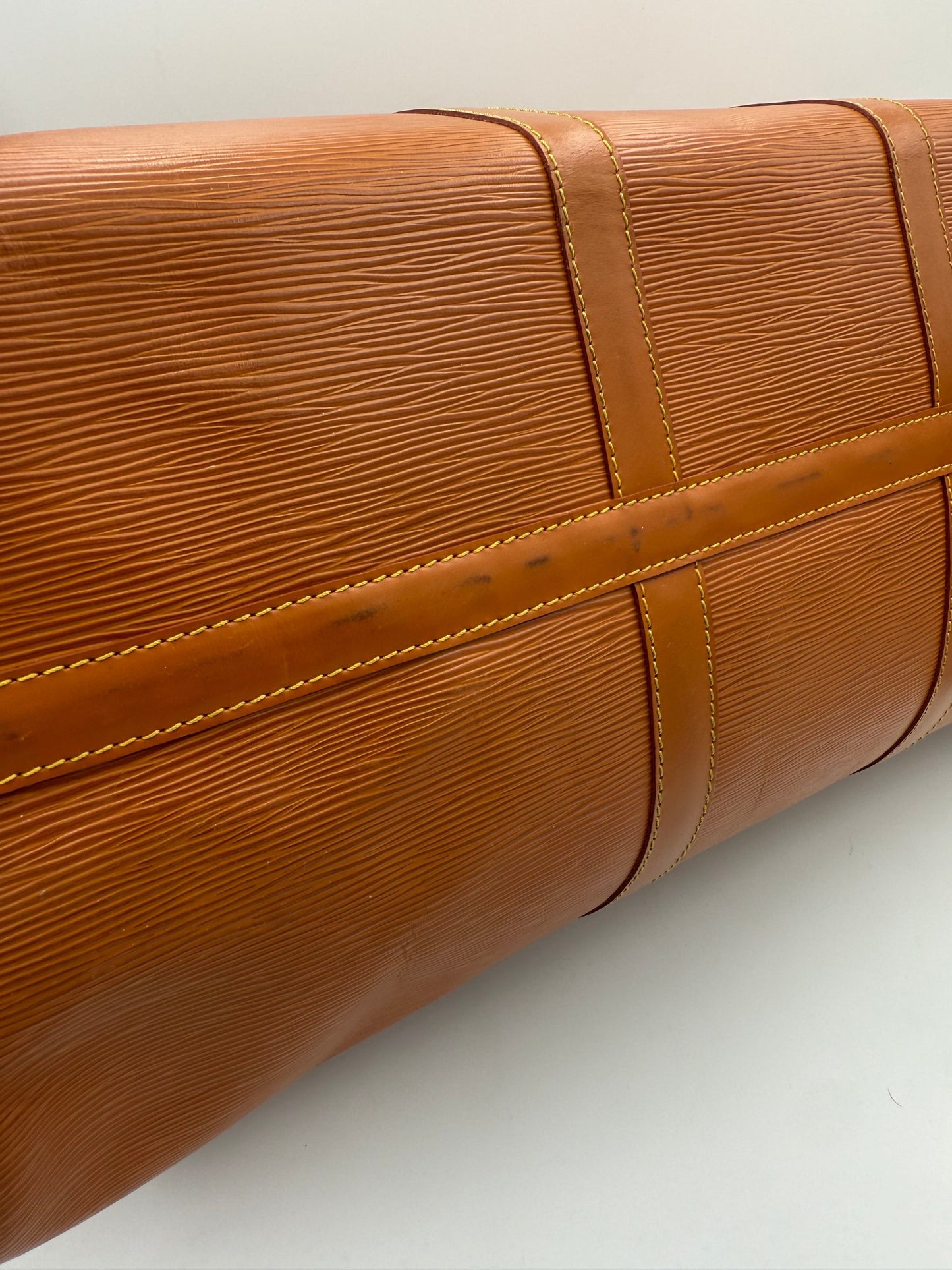 Louis Vuitton Keepall 50 Handtasche aus EPI Leder – Zeitlose Eleganz