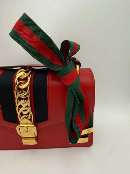 Gucci Sylvie Czerwona Torebka - Elegancja i Luksus dla Kobiet
