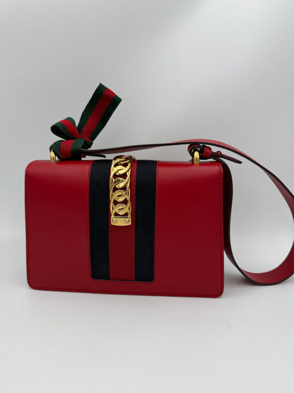 Gucci Sylvie Czerwona Torebka - Elegancja i Luksus dla Kobiet