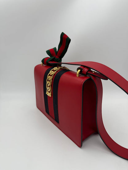 Gucci Sylvie Czerwona Torebka - Elegancja i Luksus dla Kobiet