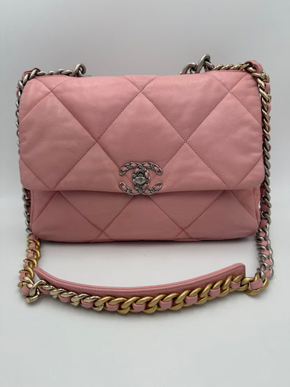 CHANEL 19 Mittlere Handtasche in Pink – Elegante Luxus-Komposition