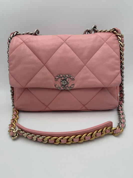 CHANEL 19 Mittlere Handtasche in Pink – Elegante Luxus-Komposition