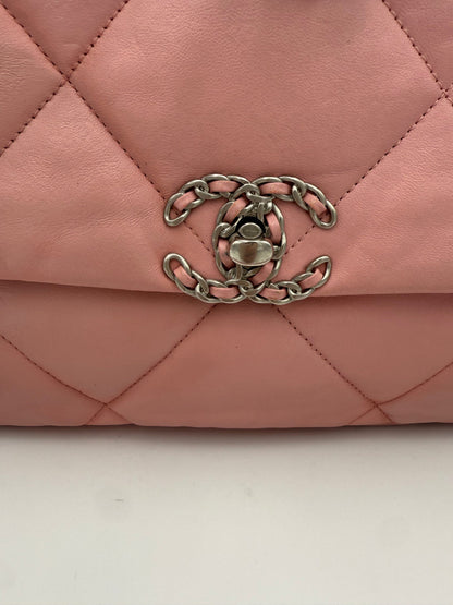 CHANEL 19 Mittlere Handtasche in Pink – Elegante Luxus-Komposition