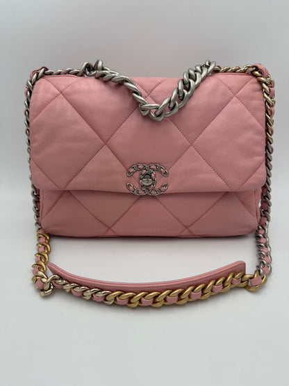CHANEL 19 Mittlere Handtasche in Pink – Elegante Luxus-Komposition