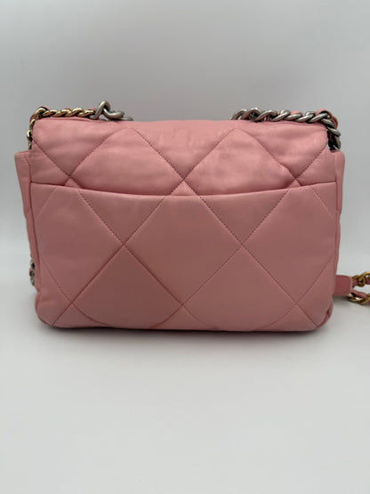 CHANEL 19 Mittlere Handtasche in Pink – Elegante Luxus-Komposition