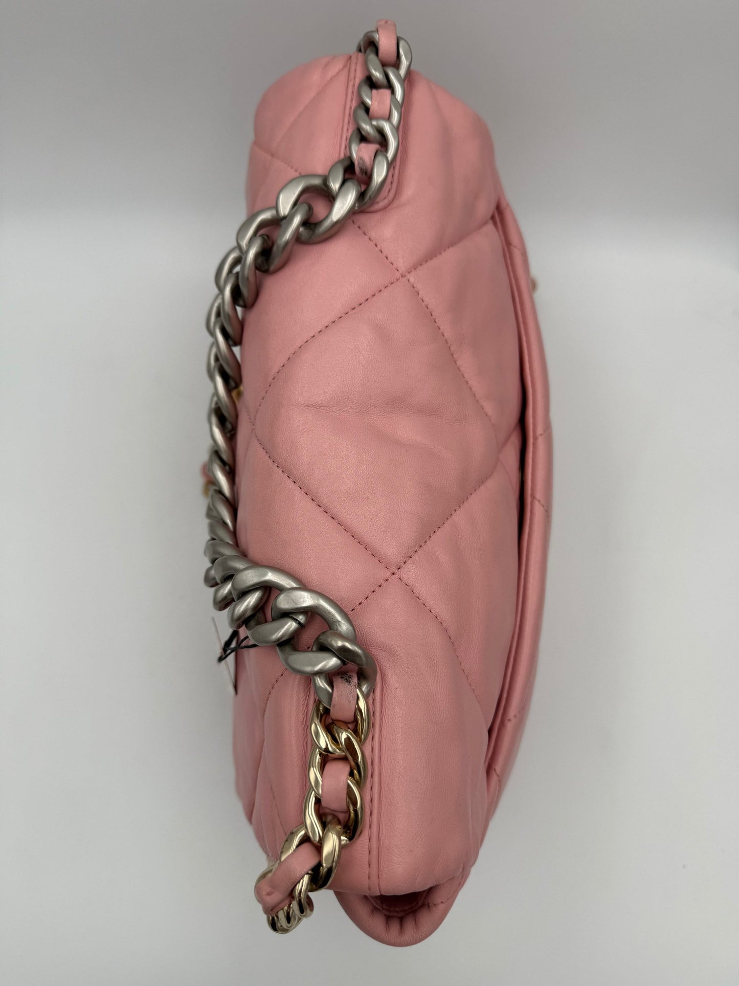 CHANEL 19 Mittlere Handtasche in Pink – Elegante Luxus-Komposition
