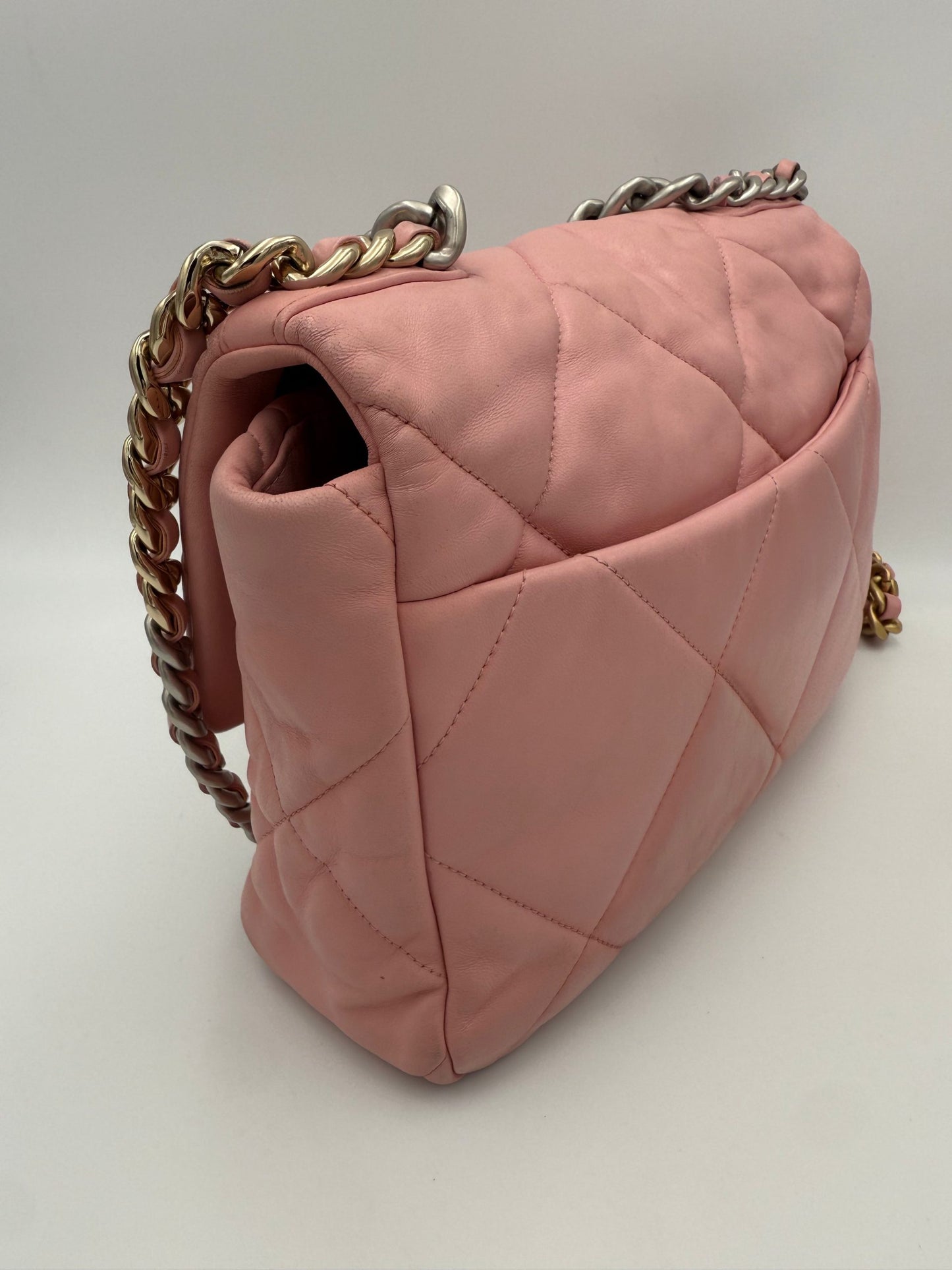 CHANEL 19 Mittlere Handtasche in Pink – Elegante Luxus-Komposition