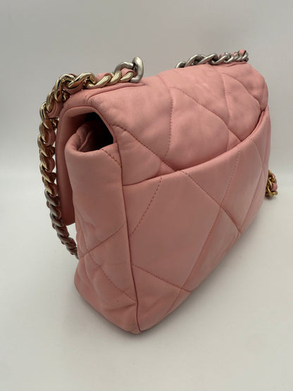 CHANEL 19 Mittlere Handtasche in Pink – Elegante Luxus-Komposition