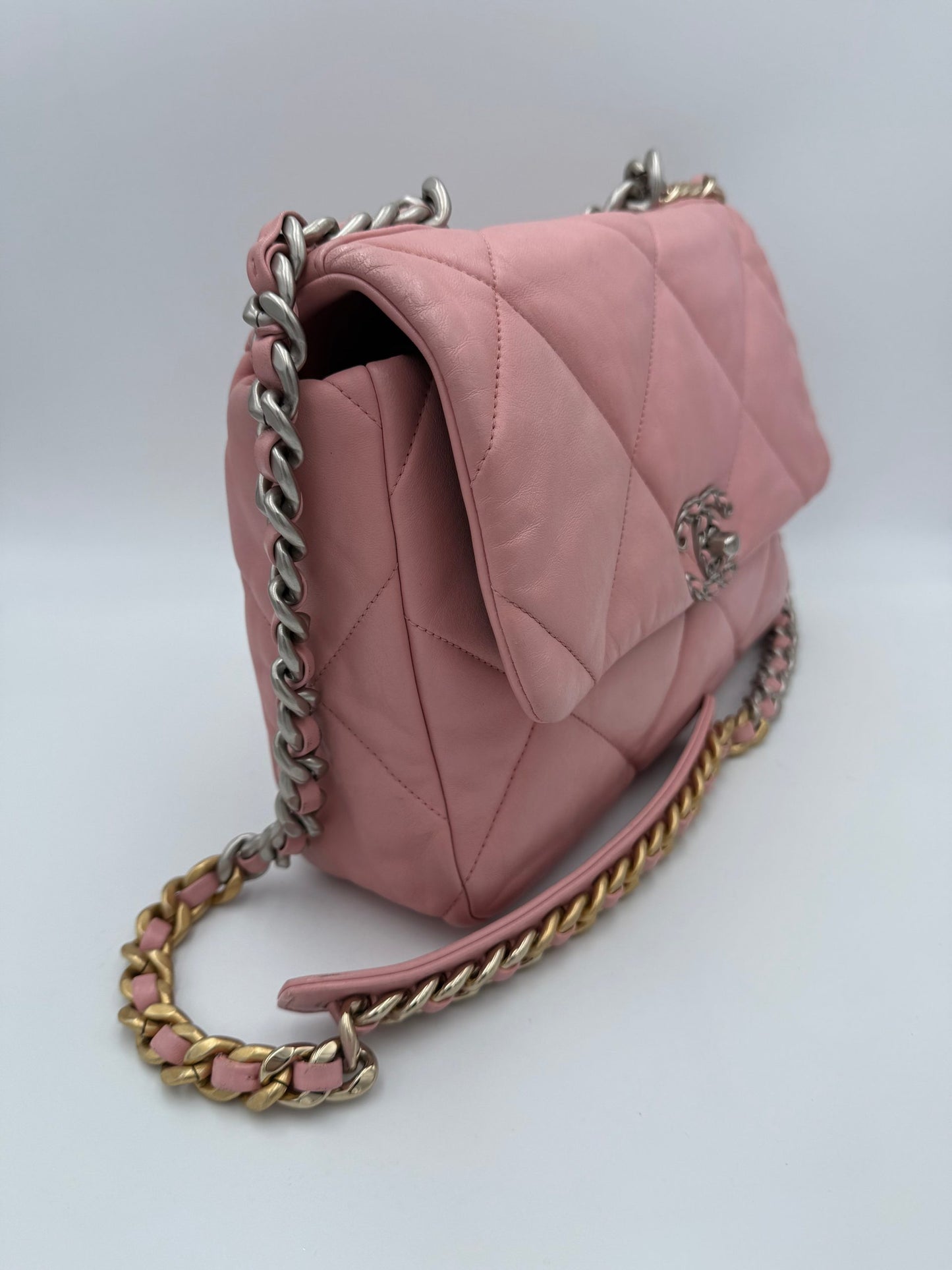 CHANEL 19 Mittlere Handtasche in Pink – Elegante Luxus-Komposition