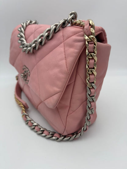 CHANEL 19 Mittlere Handtasche in Pink – Elegante Luxus-Komposition