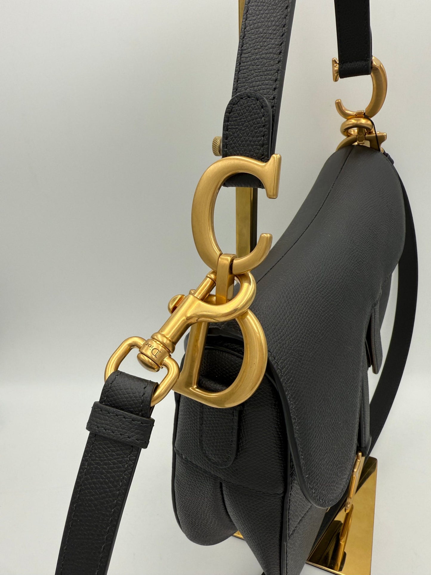Dior Saddle Handtasche aus genarbtem Kalbsleder – Luxuriöse Damenhandtasche 2025