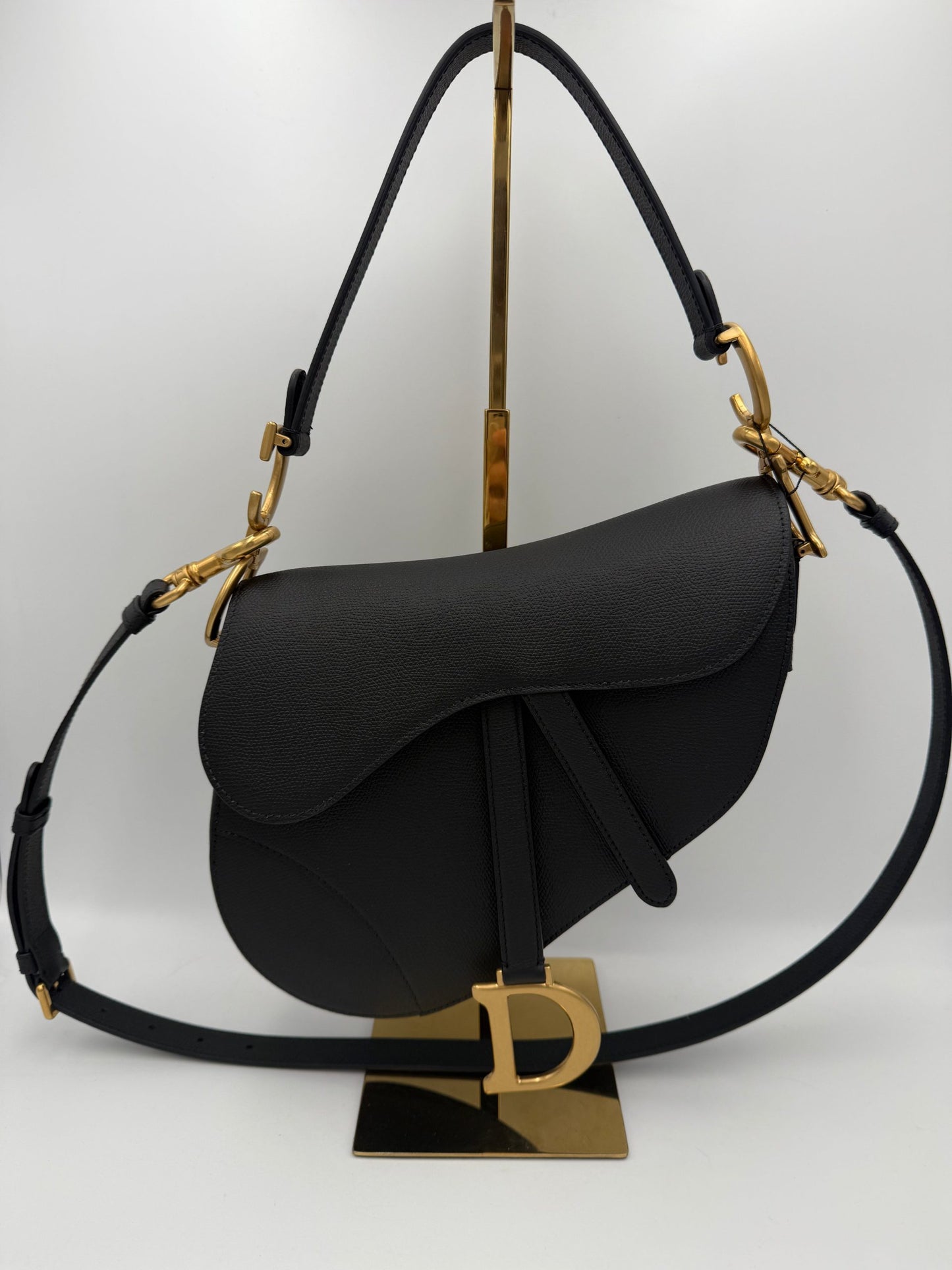 Dior Saddle Handtasche aus genarbtem Kalbsleder – Luxuriöse Damenhandtasche 2025