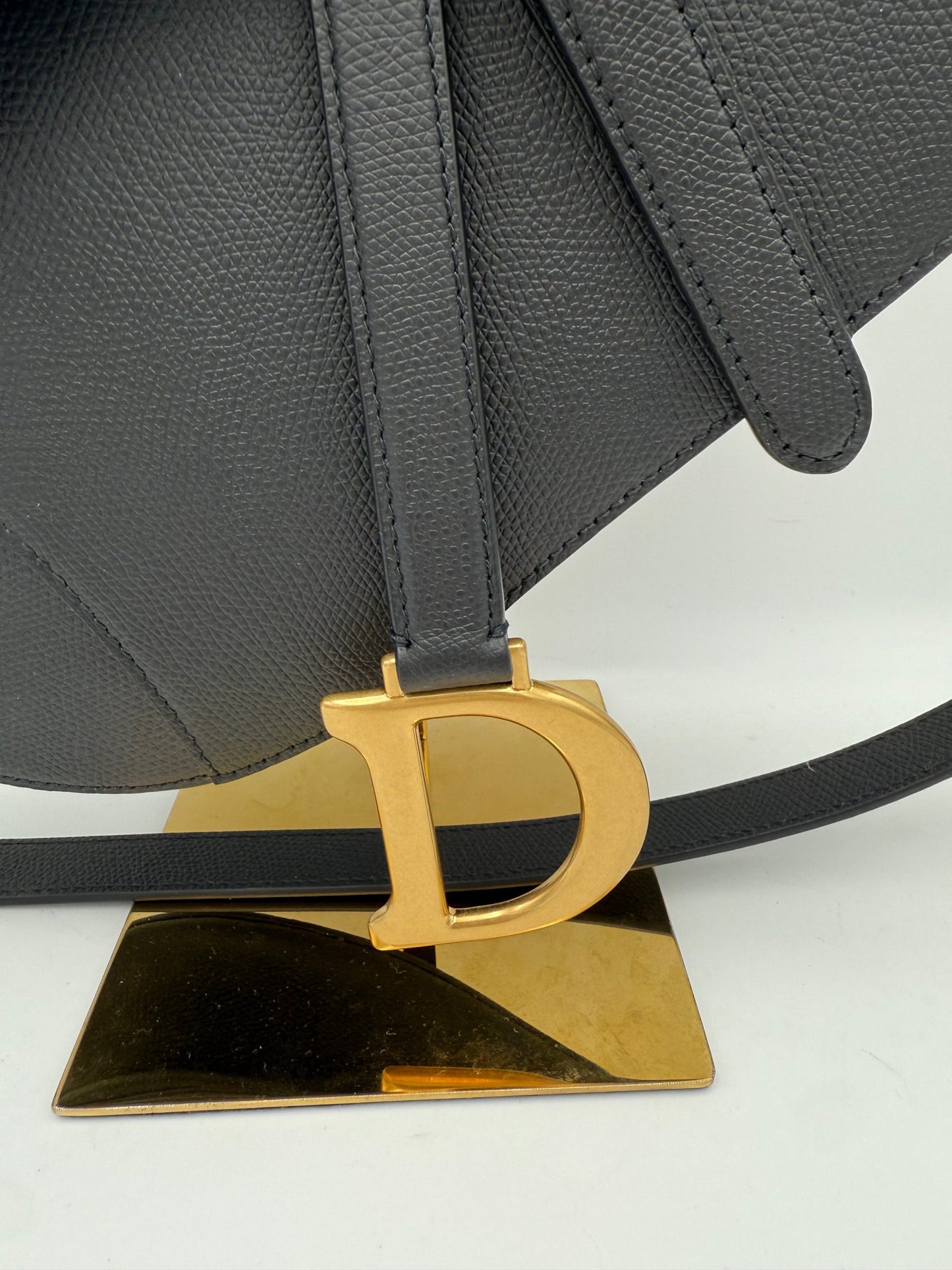 Dior Saddle Handtasche aus genarbtem Kalbsleder – Luxuriöse Damenhandtasche 2025