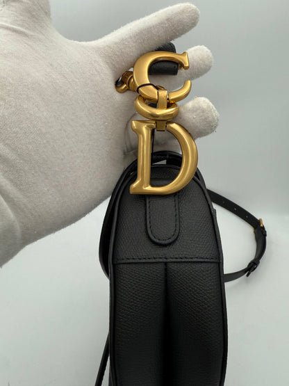 Dior Saddle Handtasche aus genarbtem Kalbsleder – Luxuriöse Damenhandtasche 2025