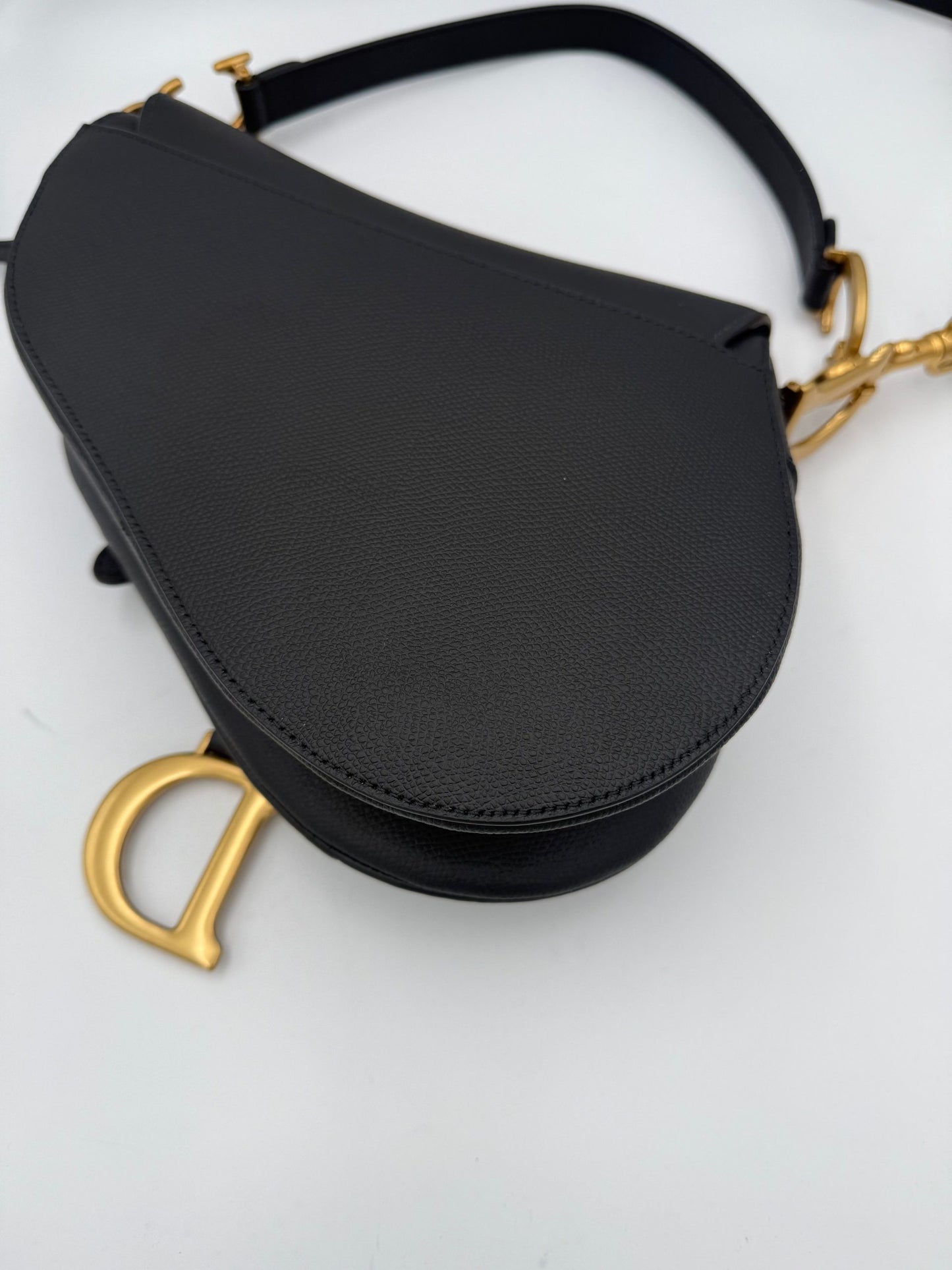 Dior Saddle Handtasche aus genarbtem Kalbsleder – Luxuriöse Damenhandtasche 2025