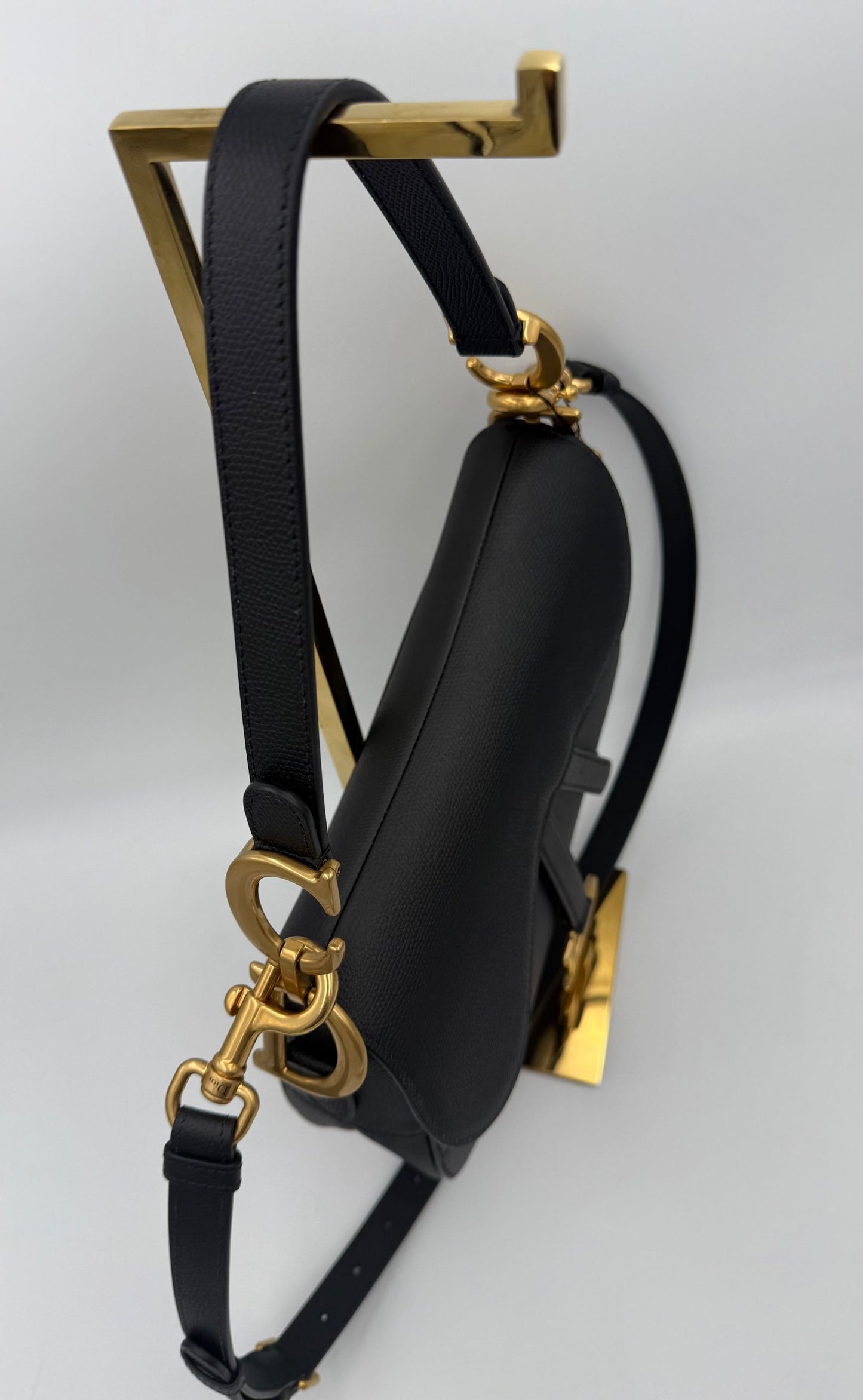 Dior Saddle Handtasche aus genarbtem Kalbsleder – Luxuriöse Damenhandtasche 2025