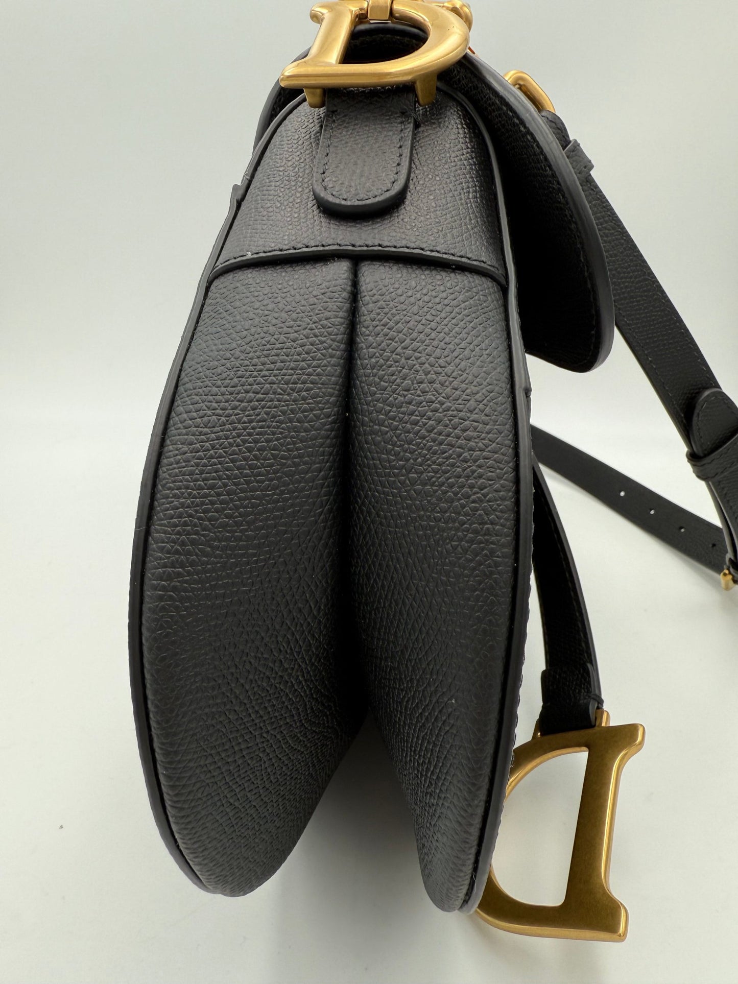 Dior Saddle Handtasche aus genarbtem Kalbsleder – Luxuriöse Damenhandtasche 2025