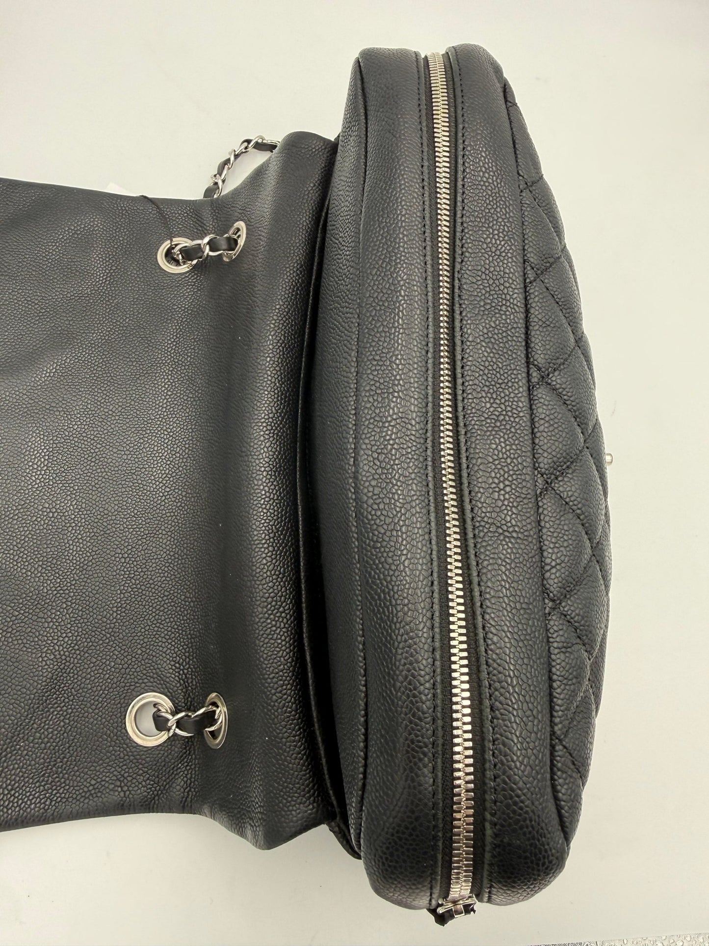 CHANEL Timeless Classique Zip Flap Bag – Elegante Designer Handtasche