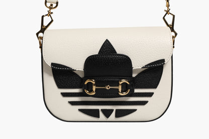 Gucci x Adidas Horsebit 1955 Schultertasche aus weißem und schwarzem Kalbsleder