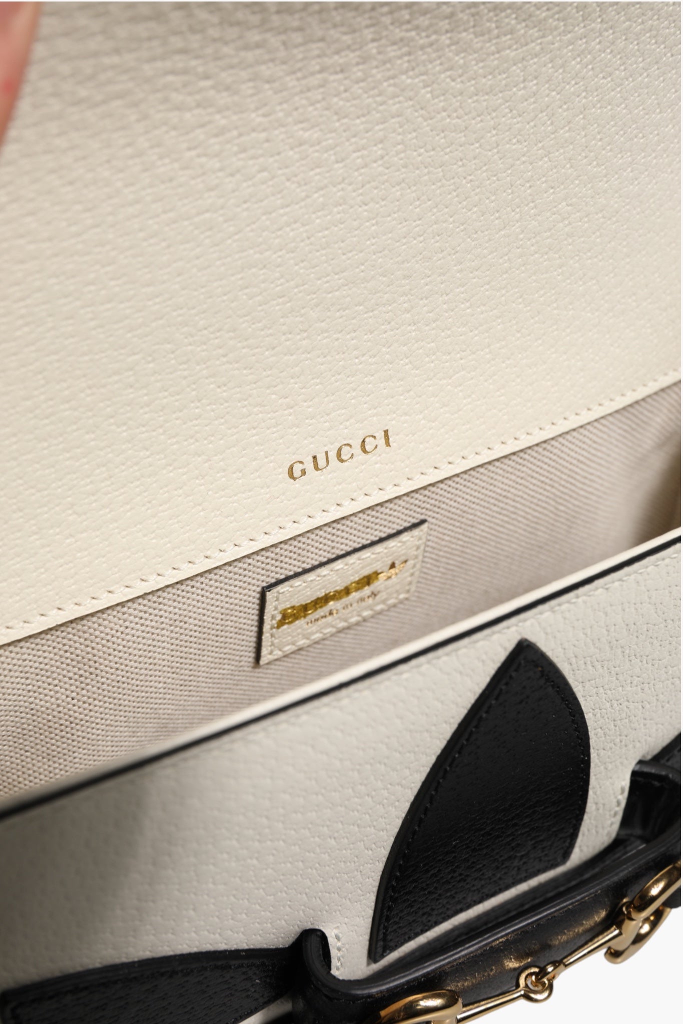 Gucci x Adidas Horsebit 1955 Schultertasche aus weißem und schwarzem Kalbsleder
