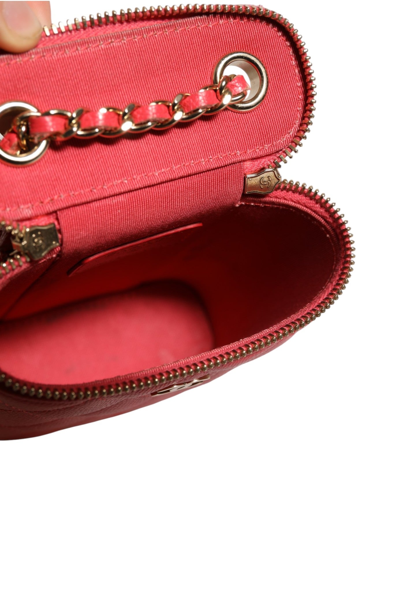 Kleine vertikale Coco Beauty Vanity Case mit Kette aus rotem Kaviar-Steppleder
