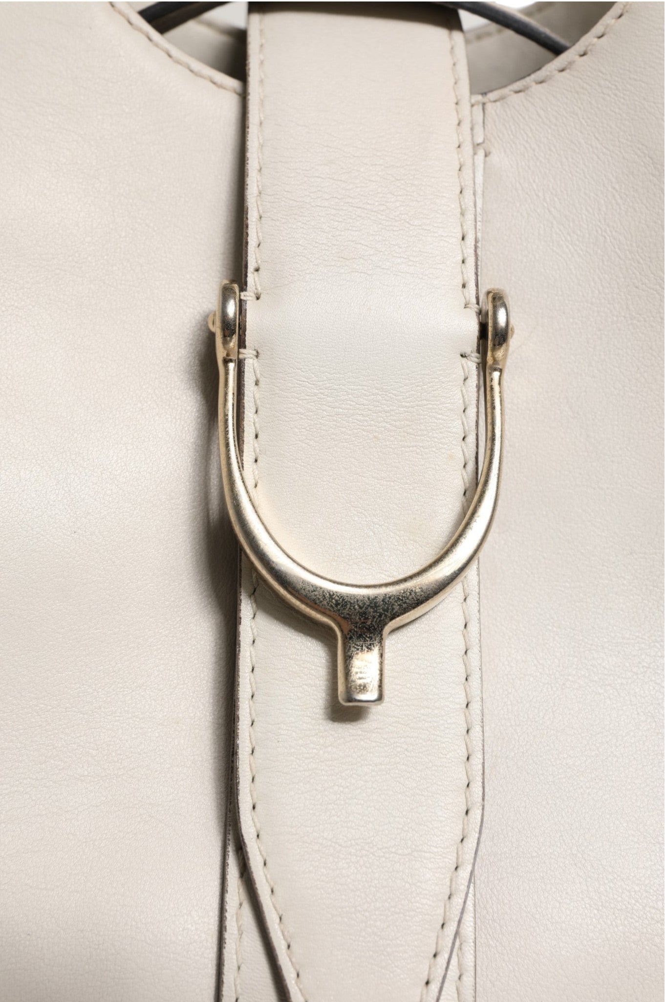 Weiße Leder-Tasche mit Steigbügel-Henkel