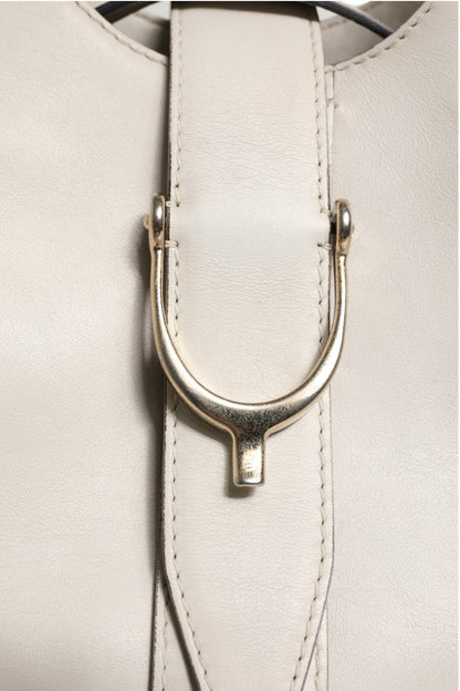 Weiße Leder-Tasche mit Steigbügel-Henkel