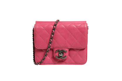 Klassische Mini-Flap-Tasche aus gestepptem Lammleder in Pink, quadratisch