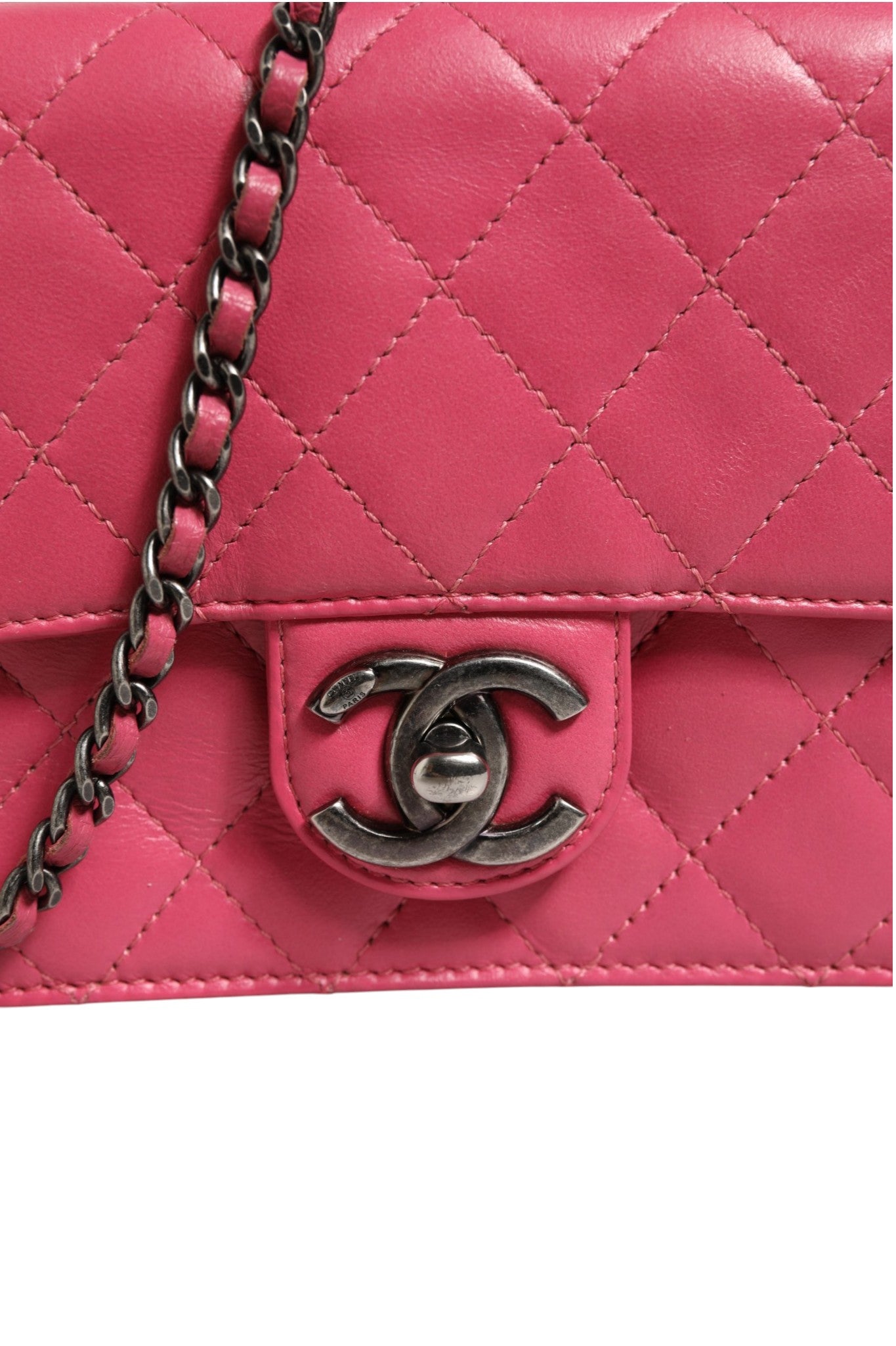 Klassische Mini-Flap-Tasche aus gestepptem Lammleder in Pink, quadratisch
