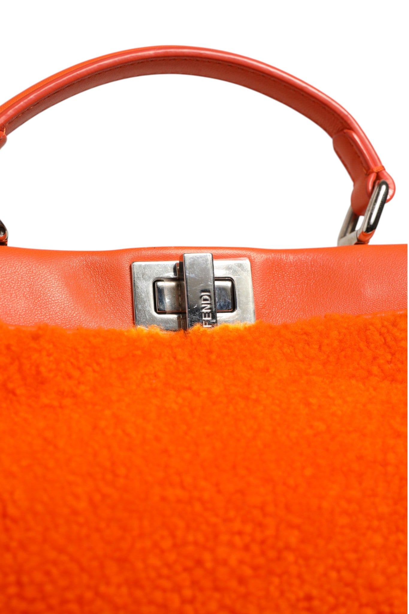 Orange Leder- und Shearling-Mini Peekaboo Henkeltasche