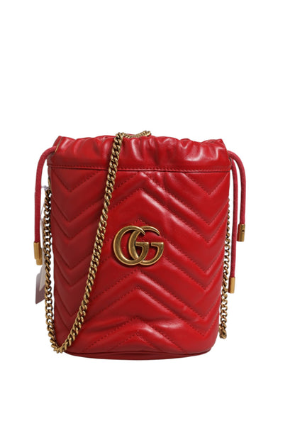 Rote GG Marmont Bucket Bag aus Kalbsleder mit Chevron-Steppung