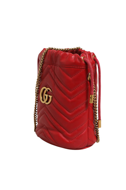 Rote GG Marmont Bucket Bag aus Kalbsleder mit Chevron-Steppung