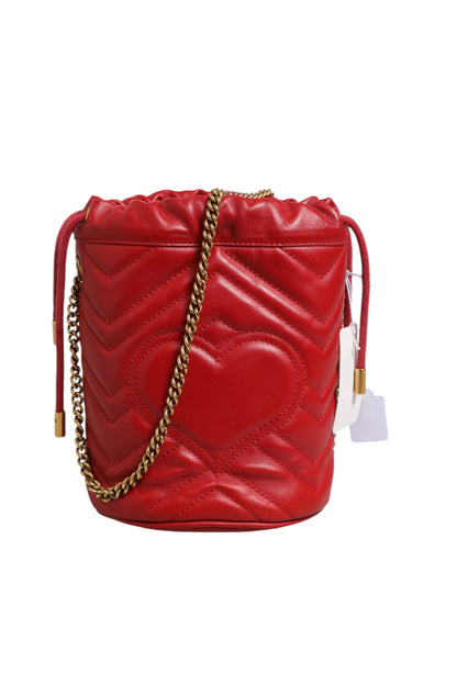 Rote GG Marmont Bucket Bag aus Kalbsleder mit Chevron-Steppung