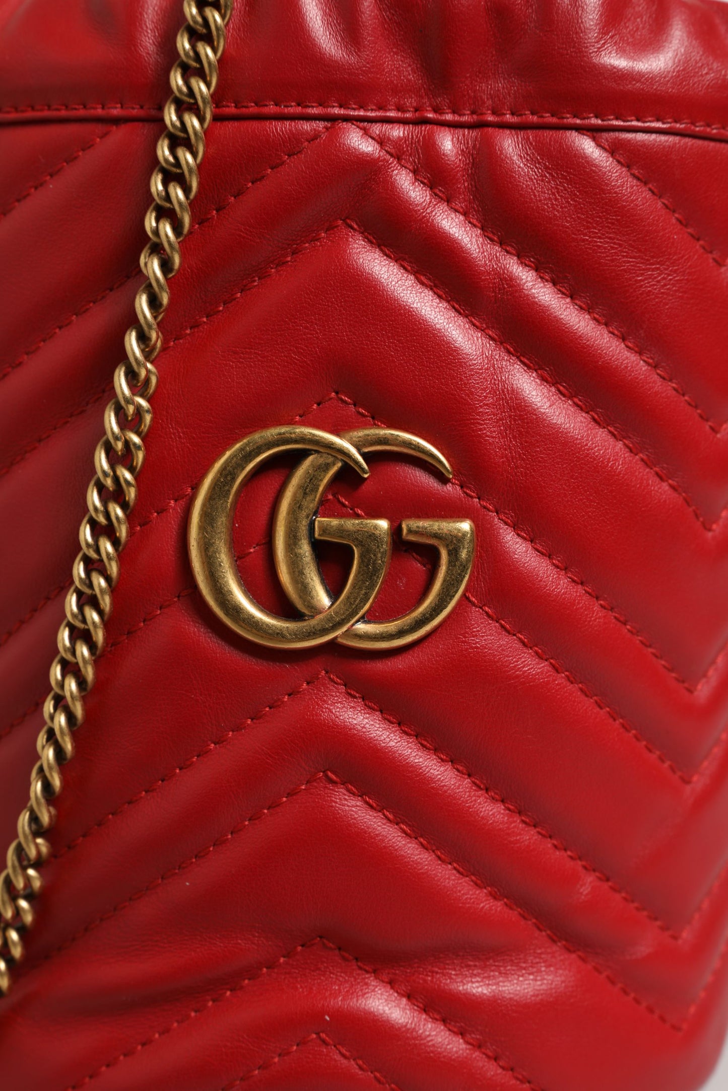 Rote GG Marmont Bucket Bag aus Kalbsleder mit Chevron-Steppung