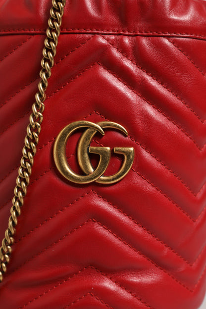 Rote GG Marmont Bucket Bag aus Kalbsleder mit Chevron-Steppung