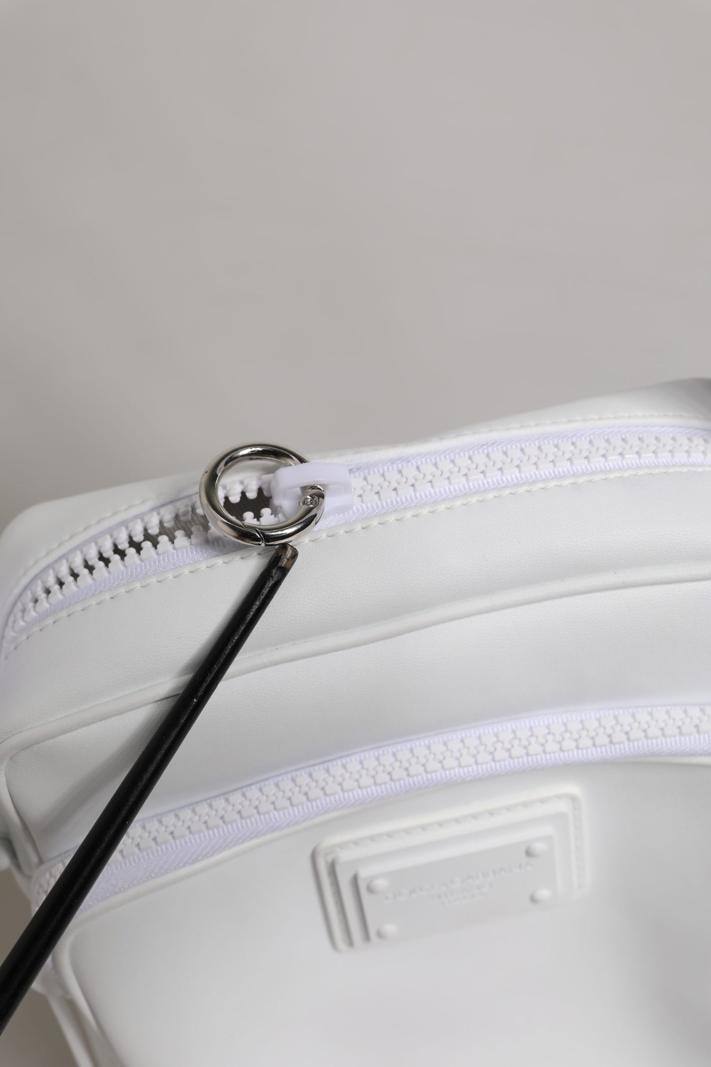 Weiße Umhängetasche mit Logo-Plakette für Herren