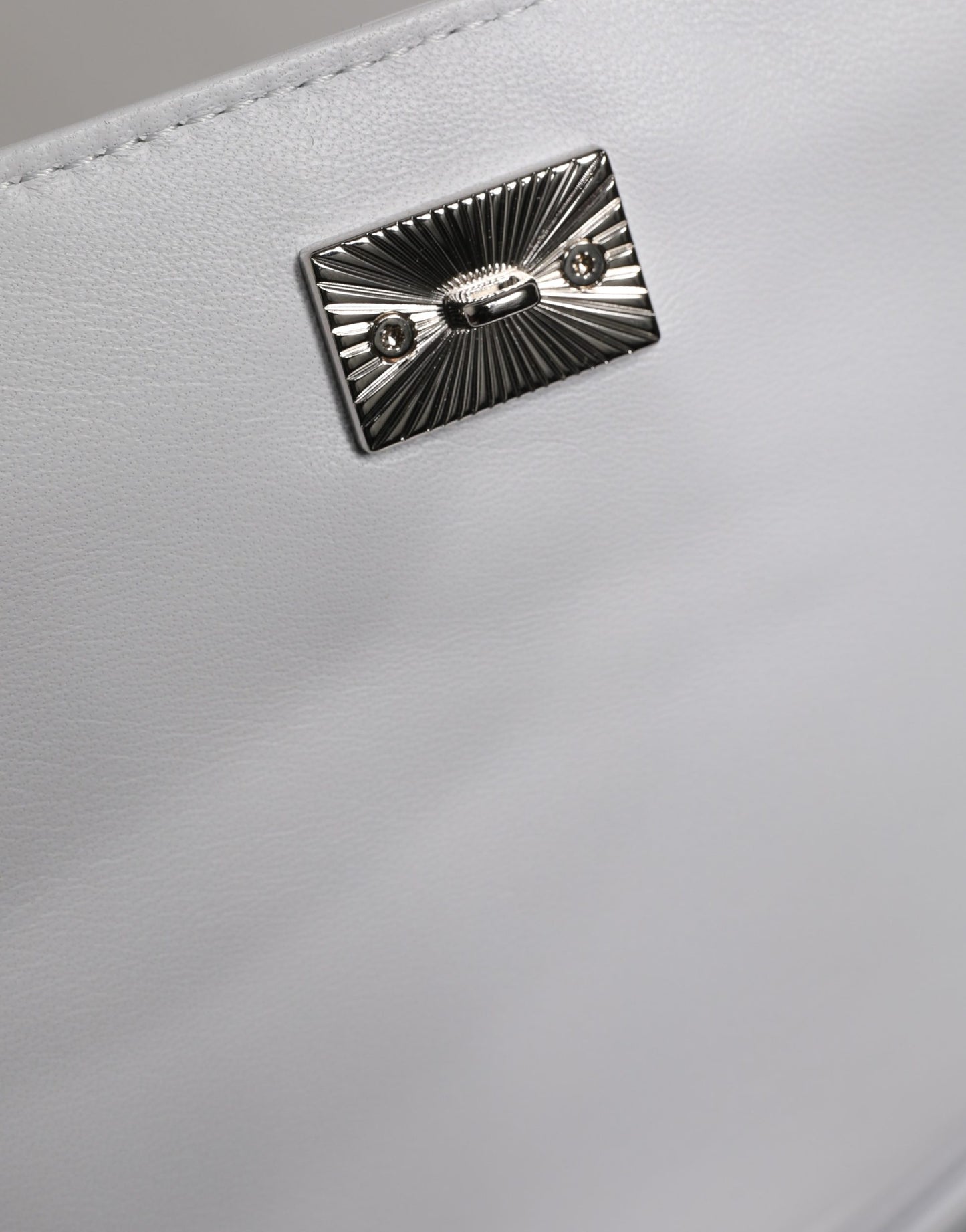Weiße Umhängetasche mit Logo-Plakette für Damen