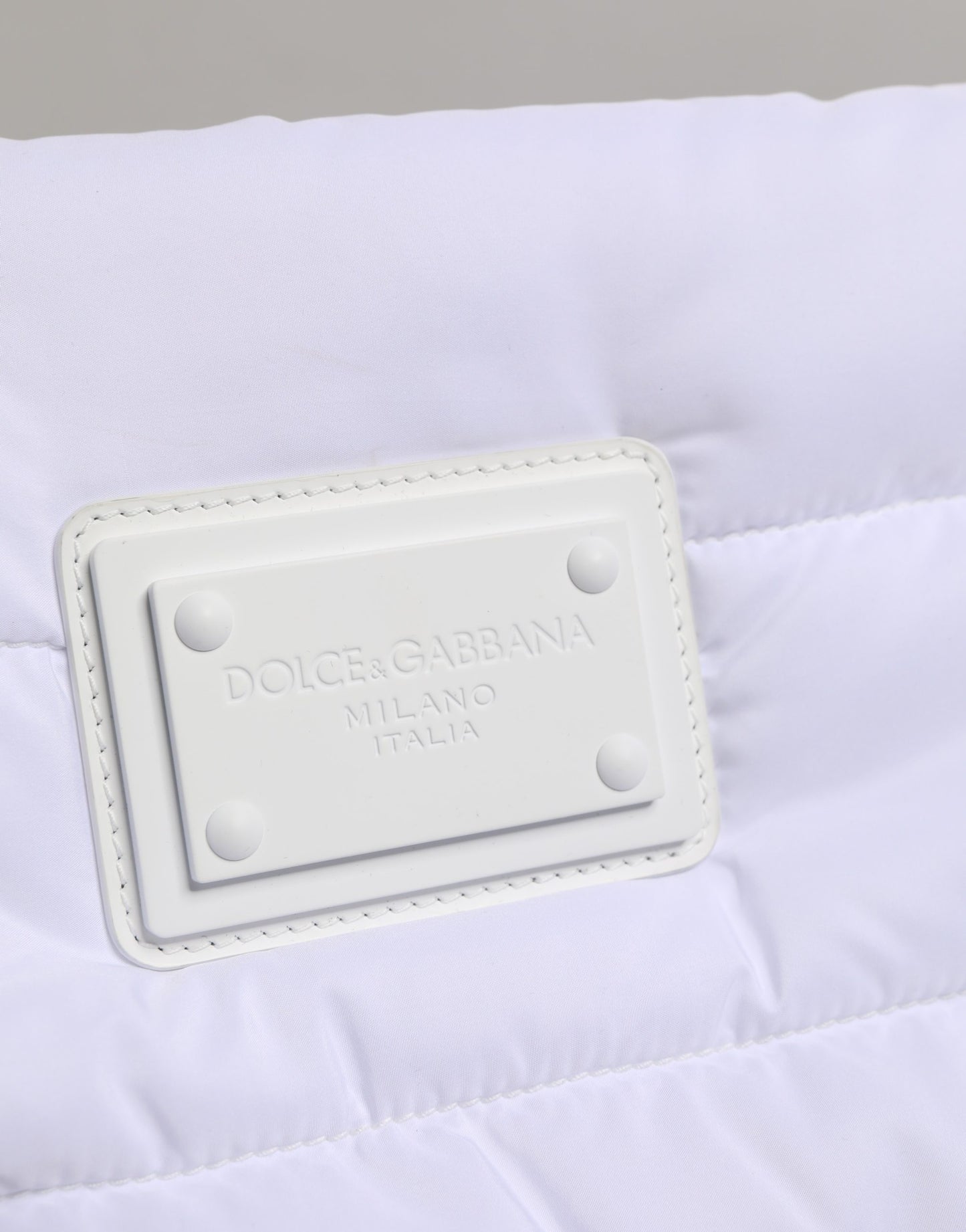 Weiße gesteppte Umhängetasche aus Polyester mit Logo-Plakette