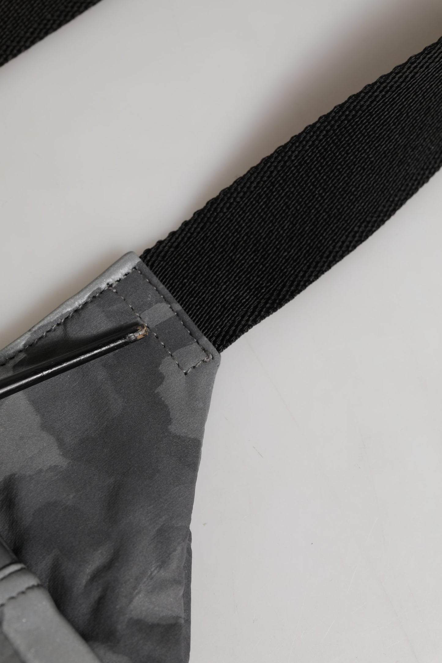 Schwarze Nylon Bauchtasche mit Messingplakette und Camouflage-Muster