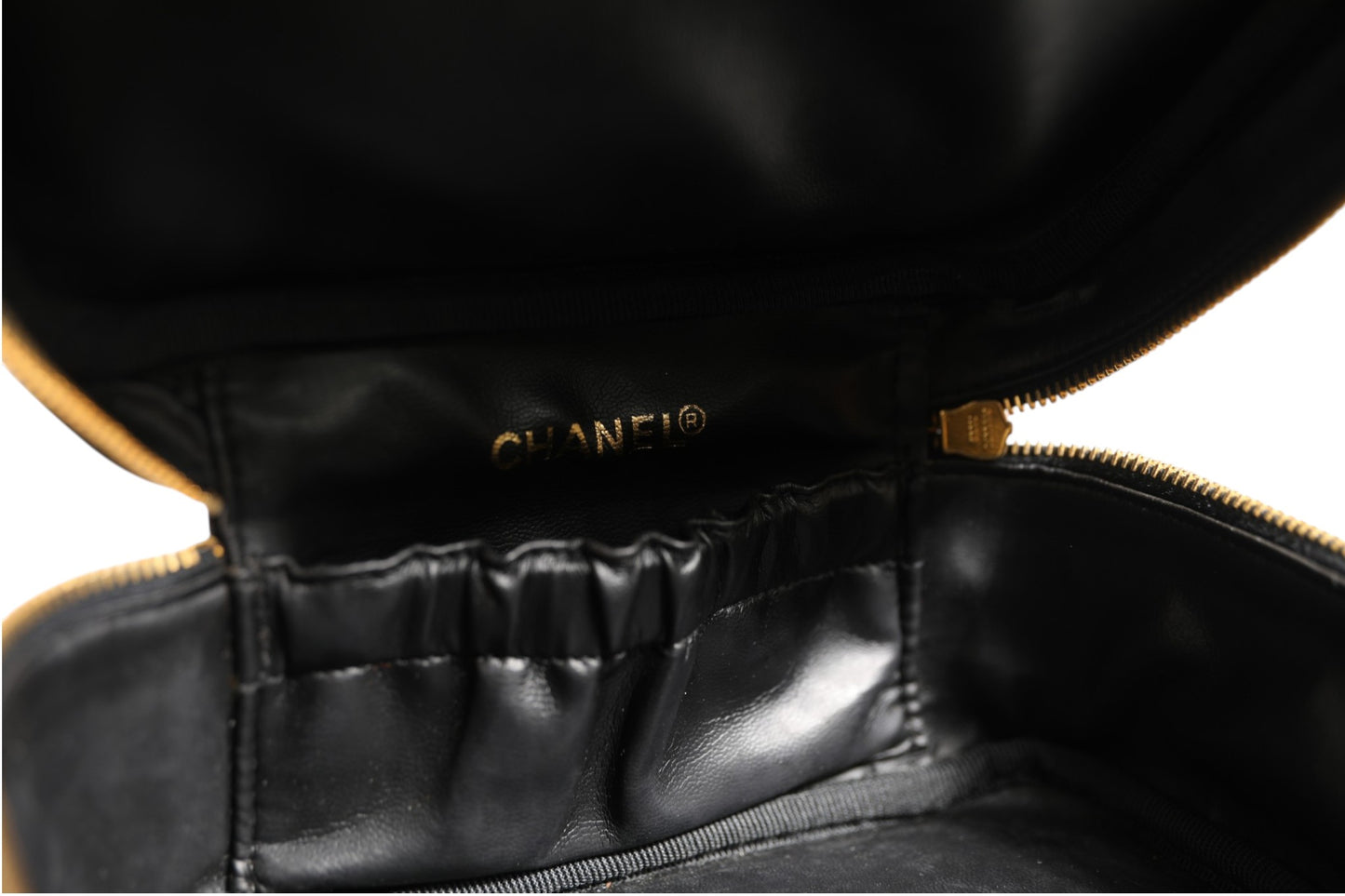 Schwarze und goldene Kosmetiktasche