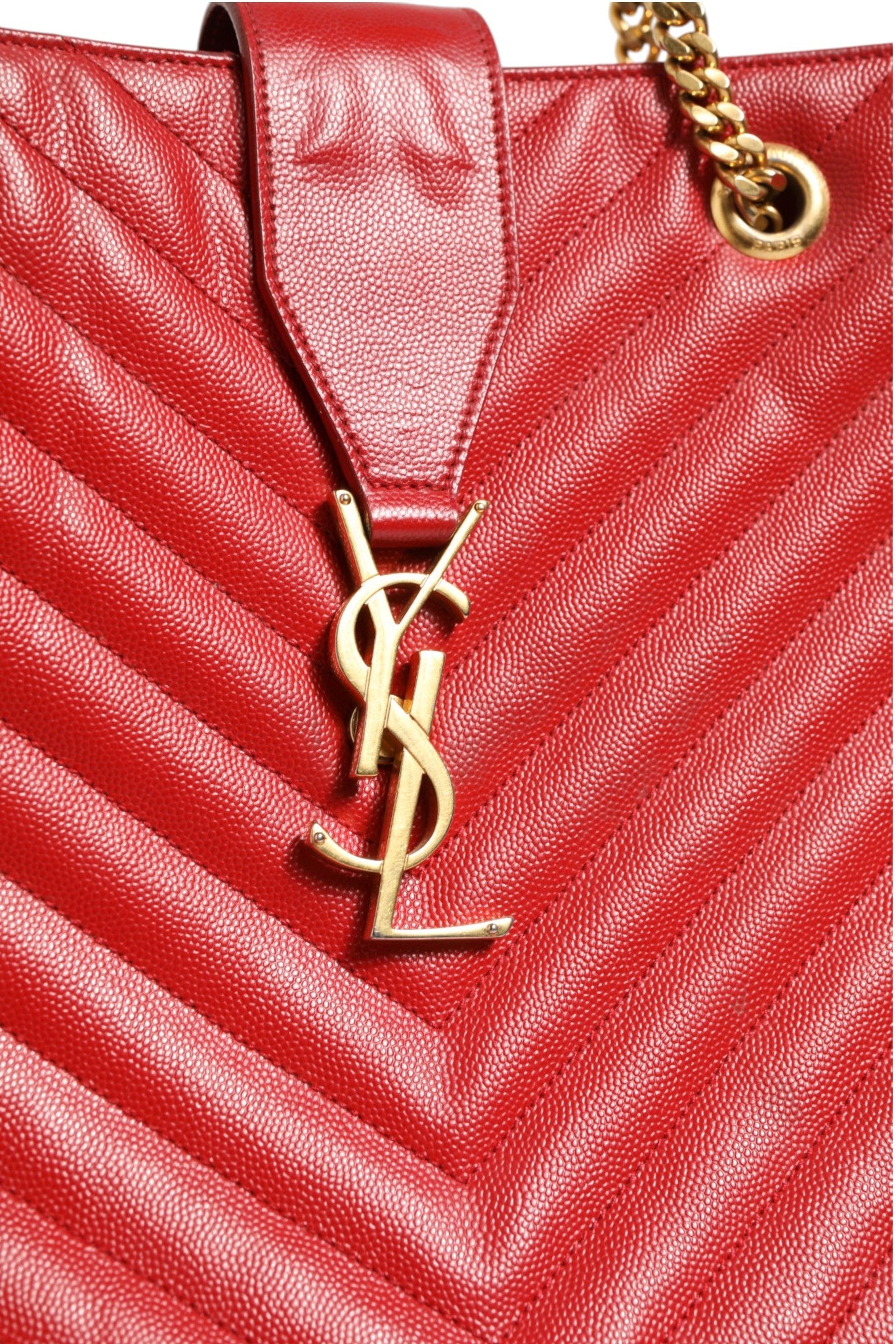 Rote Monogramm-Tasche aus genarbtem Leder mit Chevron-Steppung