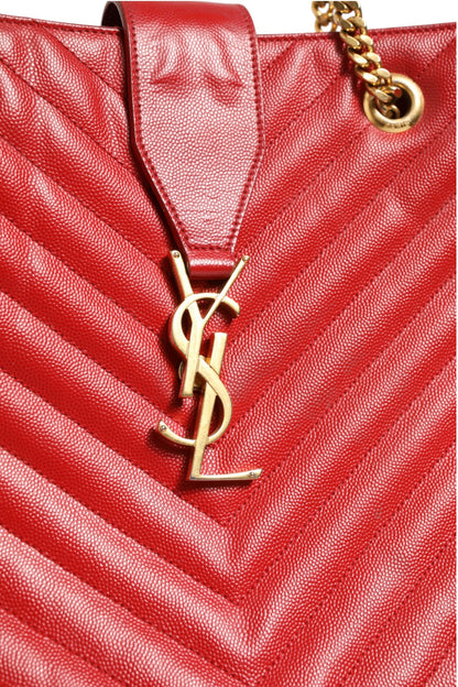 Rote Monogramm-Tasche aus genarbtem Leder mit Chevron-Steppung